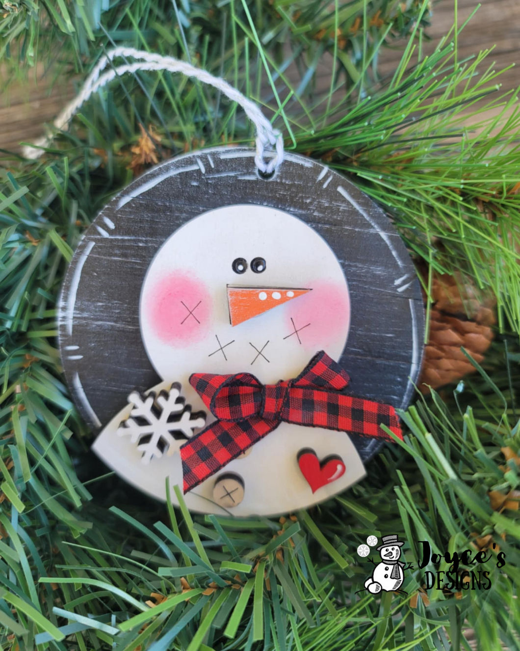 Snoman with snowflake roundornament